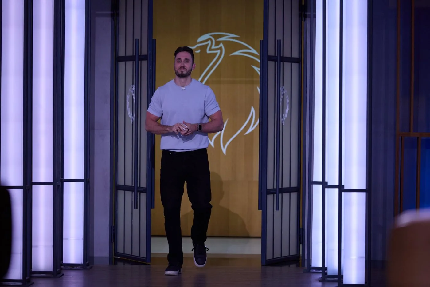 Filip Matějka, fondateur de WAVE, entre dans le studio du Shark Tank tchèque.